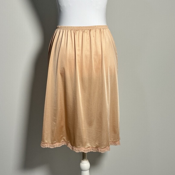 Vintage Vanity Fair Nylon Lace Trim Half Slip‎ Peach Sz M Short 21" Petticoat - Picture 2 of 8